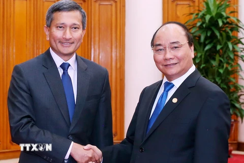 Thủ tướng Nguyễn Xuân Phúc tiếp Bộ trưởng Ngoại giao Singapore Vivian Balakrishnan đang ở thăm chính thức Việt Nam. (Ảnh: Thống Nhất/TTXVN)