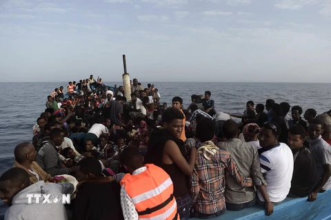 Ảnh tư liệu: Người di cư chờ được cứu trên Địa Trung Hải ở ngoài khơi Libya ngày 4/10. (Nguồn: AFP/TTXVN)