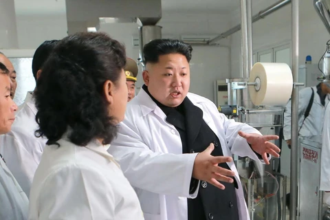 Nhà lãnh đạo Kim Jong-un của Triều Tiên thăm một cơ sở y tế của nước này. (Nguồn: Rex Features)