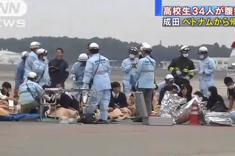 Các nạn nhân ngộ độc được đưa đi cấp cứu tại sân bay Narita (Nguồn: ANA)