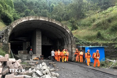 Lực lượng cứu hộ được triển khai tới mỏ than Jinshangou sau vụ nổ ngày 31/10. (Nguồn: THX/TTXVN)