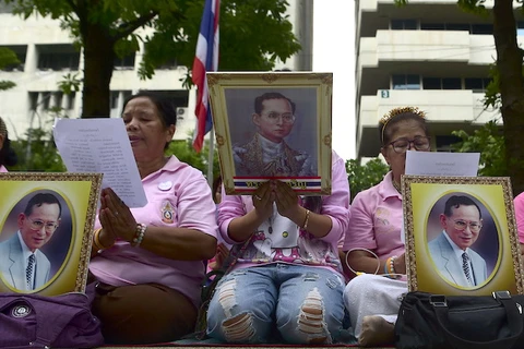 Người dân Thái Lan thể hiện lòng kính trọng với Nhà Vua Bhumibol Adulyadej. (Nguồn: Getty Images)