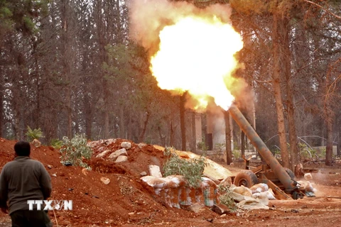 Các tay súng nổi dậy thuộc nhóm Jaish al-Fateh bắn đạn pháo cối vào khu vực do quân Chính phủ kiểm soát ở phía tây Aleppo ngày 28/10. (Nguồn: AFP/ TTXVN)
