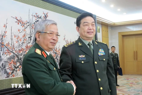 Thứ trưởng Bộ Quốc phòng Việt Nam Nguyễn Chí Vịnh (trái) và Bộ trưởng Quôc phòng Trung Quốc Thường Vạn Toàn (phải) tại buổi tiếp. (Ảnh: Vĩnh Hà/TTXVN).