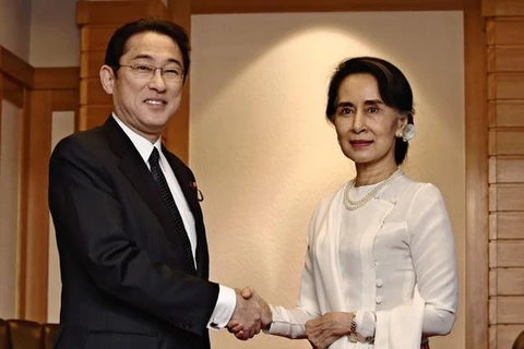 Ngoại trưởng Nhật Bản Fumio Kishida tiếp Cố vấn Nhà nước kiêm Ngoại trưởng Myanmar hiện đang ở thăm Tokyo, Aung San Suu Kyi. (Nguồn: AP)