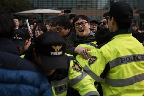 Cảnh sát ngăn người biểu tình kêu gọi Tổng thống Park Geun-Hye từ chức, ngày 4/11. (Nguồn: AFP)