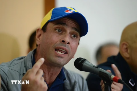 Lãnh đạo phe đối lập Henrique Capriles trong cuộc họp báo ở Caracas, Venezuela ngày 10/10. (Nguồn: AFP/TTXVN)