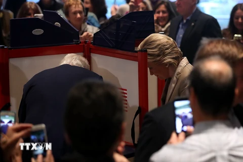 [Photo] Bà Hillary Clinton cùng chồng đi bỏ phiếu ở New York