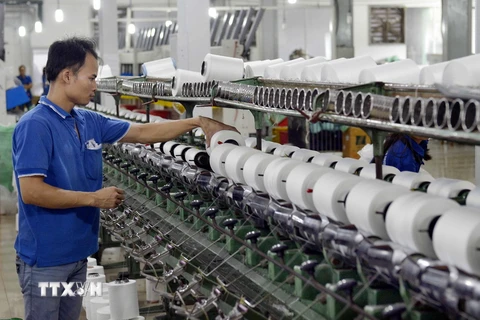 Dây chuyền sản xuất chỉ may của Công ty TNHH Trung Dũng tại xã Tân Triều, Thanh Trì, Hà Nội. Ảnh minh họa. (Ảnh: Thanh Hà/TTXVN)