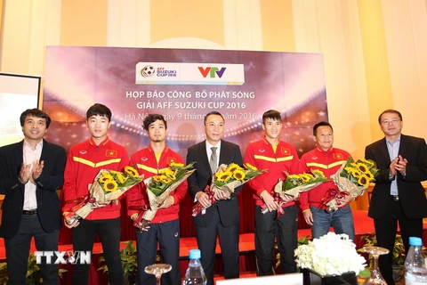 Đại diện Đài Truyền hình Việt Nam tặng hoa các cầu thủ tại buổi họp báo. (Ảnh: Quốc Khánh/TTXVN)