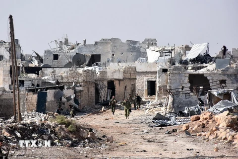 Binh sỹ quân đội Syria tuần tra sau khi giành lại quyền kiểm soát làng Minyan, phía tây Aleppo ngày 12/11. (Nguồn: AFP/TTXVN)