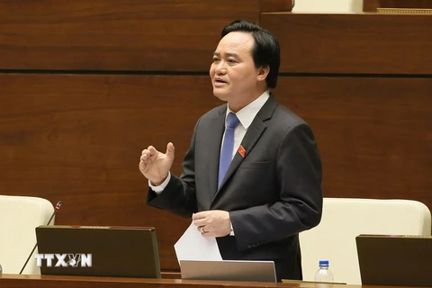 Bộ trưởng Bộ Giáo dục và Đào tạo Phùng Xuân Nhạ trả lời chất vấn của đại biểu Quốc hội sáng 16/11. (Ảnh: Doãn Tấn/TTXVN)