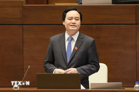 Bộ trưởng Bộ Giáo dục và Đào tạo Phùng Xuân Nhạ trả lời chất vấn của đại biểu Quốc hội, sáng 16/11. (Ảnh: Doãn Tấn/TTXVN)