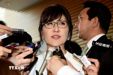 Bộ trưởng Quốc phòng Nhật Bản Tomomi Inada (giữa) trong một cuộc trả lời phỏng vấn báo chí ở Tokyo. (Nguồn: AFP/TTXVN)
