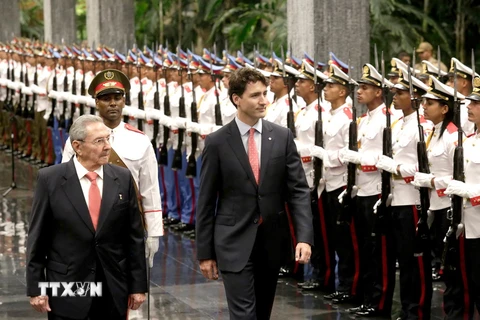Chủ tịch Cuba Raul Castro (trái) và Thủ tướng Canada Justin Trudeau (phải) duyệt đội danh dự tại lễ đón ở La Habana ngày 15/11. (Nguồn: AP/TTXVN)