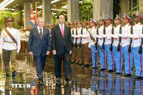Chủ tịch nước Trần Đại Quang và Chủ tịch Raul Castro duyệt đội danh dự. (Ảnh: Nhan Sáng/TTXVN)
