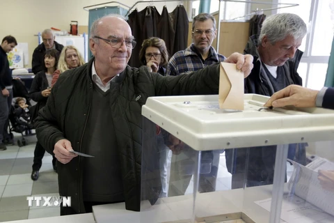 Cử tri Pháp bỏ phiếu tại một địa điểm bầu cử ở Marseille. (Nguồn: AP/TTXVN)