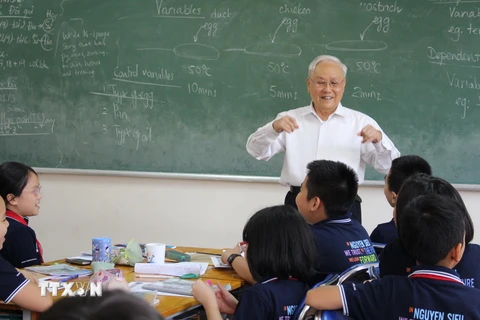 Thầy Nguyễn Trọng Vĩnh giao lưu với học sinh trong một tiết học. (Ảnh: Minh Nghĩa/TTXVN)