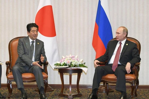 Tổng thống Nga Vladimir Putin gặp Thủ tướng Nhật Bản Shinzo Abe ở Lima, ngày 19/11. (Nguồn: Kyodo)