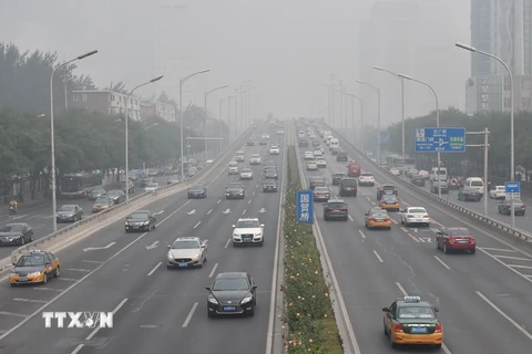 Ôtô di chuyển trên đường phố Bắc Kinh, Trung Quốc. (Nguồn: THX/TTXVN)