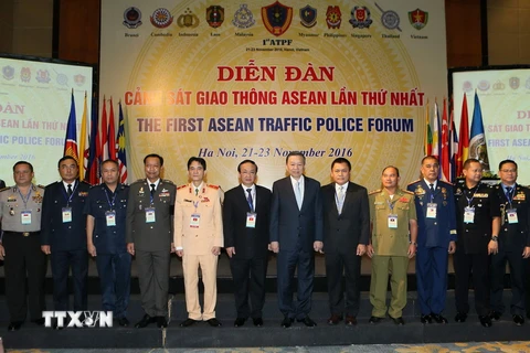 Bộ trưởng Bộ Công an Tô Lâm chụp ảnh chung với các đại biểu dự Diễn đàn. (Ảnh: Doãn Tấn/TTXVN)