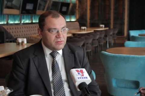 Chuyên gia Aleksey Fenenko trả lời phỏng vấn phóng viên TTXVN. (Ảnh: Vinh Lê/Vietnam+)