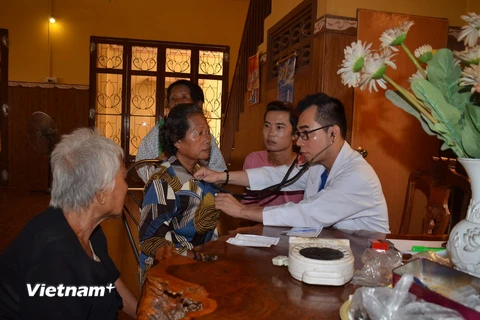 Khám bệnh, phát thuốc miễn phí và tặng quà cho kiều bào và người dân nghèo Campuchia. (Ảnh: Trần Chí Hùng/Vietnam+)