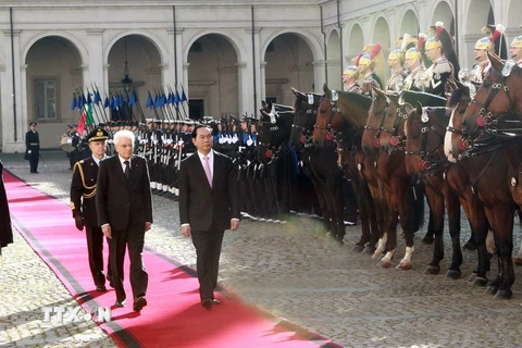 Tổng thống Italy Sergio Mattarella và Chủ tịch nước Trần Đại Quang duyệt đội danh dự. (Ảnh: Nhan Sáng/TTXVN)