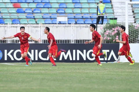 Các cầu thủ Việt Nam ăn mừng sau bàn thắng của Trọng Hoàng trong trận đấu với Malaysia. (Nguồn: affsuzukicup.com)