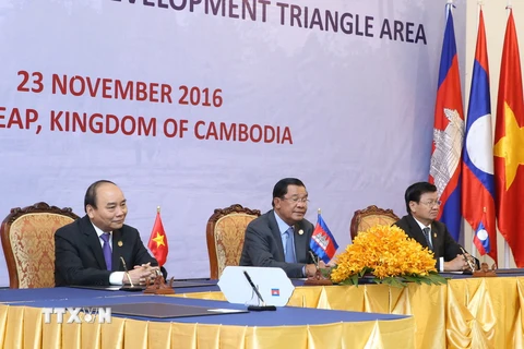 Ba Thủ tướng Việt Nam, Lào và Campuchia gặp gỡ báo chí sau khi kết thúc Hội nghị Cấp cao Khu vực Tam giác phát triển Campuchia-Lào-Việt Nam lần thứ 9 (CLV9). (Ảnh:Thống Nhất/TTXVN)