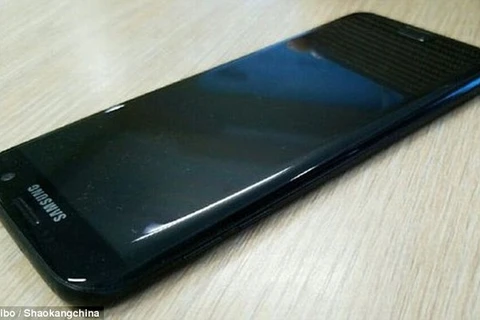 Hình ảnh được cho là mẫu điện thoại Samsung phiên bản jet black được tiết lộ trên Weibo.