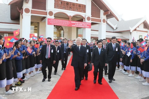 Lễ tiễn Tổng Bí thư Nguyễn Phú Trọng tại sân bay quốc tế Wattay ở thủ đô Vientiane. (Ảnh: Trí Dũng/TTXVN)