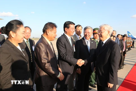 Các vị lãnh đạo Đảng, Nhà nước Lào và cán bộ, nhân viên Đại sứ quán Việt Nam tiễn Tổng Bí thư Nguyễn Phú Trọng tại sân bay quốc tế Wattay ở thủ đô Vientiane. (Ảnh : Trí Dũng/TTXVN)
