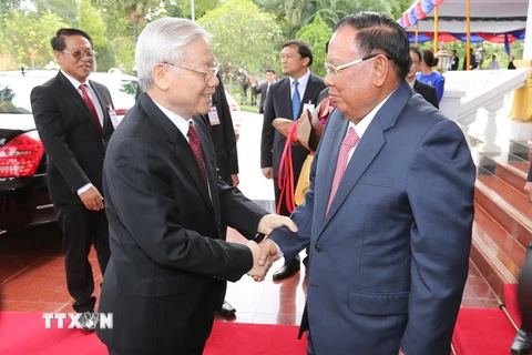 Tổng Bí thư, Chủ tịch nước Lào Bounhang Volachith đón Tổng Bí thư Nguyễn Phú Trọng. (Ảnh: Trí Dũng/TTXVN)