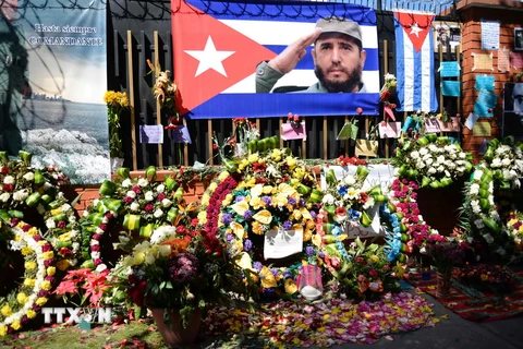 Người dân đặt hoa bên ngoài Đại sứ quán Cuba ở Guatemala để bày tỏ lòng thương tiếc Lãnh tụ Cuba Fidel Castro tại Guatemala City, Guatemala ngày 28/11. (Nguồn: AFP/TTXVN)