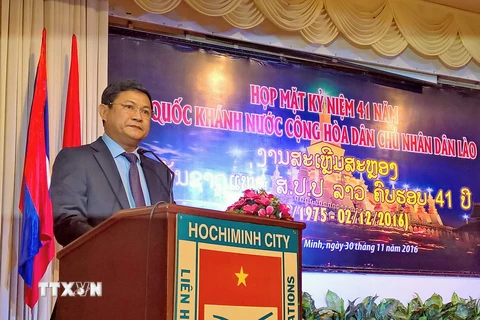 Ông Huỳnh Cách Mạng, Phó Chủ tịch UBND Thành phố Hồ Chí Minh, Chủ tịch Hội hữu nghị Việt Nam-Lào tại Thành phố Hồ Chí Minh, phát biểu trong buổi họp mặt. (Ảnh: Thế Anh/TTXVN)
