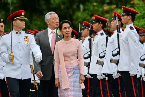 Thủ tướng Singapore Lý Hiển Long và Cố vấn Nhà nước Myanmar Aung San Su Kyi tại lễ đón chính thức. (Nguồn: AFP)