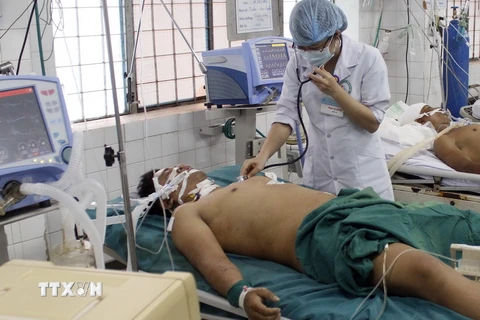 Chiến sỹ công an Vương Hoàng Giáp đang được điều trị đặc biệt tại Bệnh viện Đa khoa tỉnh Kon Tum. (Ảnh: Quang Thái/TTXVN)
