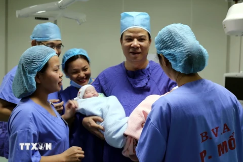 Các cháu bé chào đời trong niềm vui mừng của gia đình và y bác sỹ Bệnh viện A. (Ảnh: Thu Hằng/TTXVN)