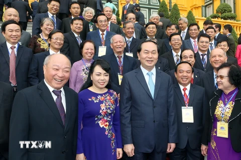 Chủ tịch nước Trần Đại Quang gặp mặt thân mật Đoàn đại biểu thầy thuốc tiêu biểu đạt giải thưởng Đặng Văn Ngữ của Bộ Y tế. (Ảnh: Nhan Sáng/TTXVN)
