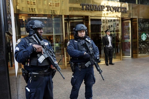 Cảnh sát vũ trang bảo vệ Tháp Trump. (Nguồn: stripes.com)