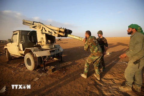 Lực lượng dân quân Hồi giáo dòng Shiite trong chiến dịch chống IS tại Mosul ngày 3/12. (Nguồn: AFP/TTXVN)