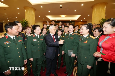 Tổng Bí thư Nguyễn Phú Trọng, Bí thư Quân ủy Trung ương với các đại biểu. (Ảnh: Trí Dũng/TTXVN)