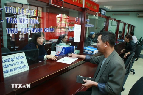 Người dân đến làm thủ tục hành chính “một cửa” điện tử tại Ủy ban nhân dân quận Ngô Quyền, Hải Phòng. (Ảnh: Lâm Khánh/TTXVN)