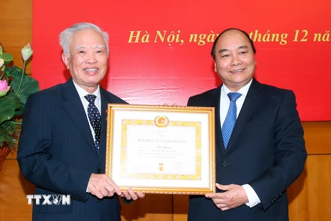 Thủ tướng Nguyễn Xuân Phúc trao tặng Huy hiệu 55 năm tuổi đảng cho ông Vũ Khoan, nguyên Bí thư Trung ương Đảng, nguyên Phó Thủ tướng Chính phủ. (Ảnh: Thống Nhất/TTXVN)