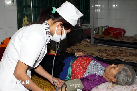 Khám chữa bệnh cho đồng bào dân tộc thiểu số tại Bệnh viện đa khoa huyện Kim Bôi. (Ảnh: Nguyễn Thủy/TTXVN)