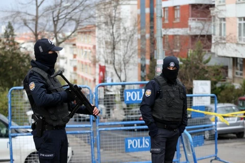 Cảnh sát đứng gác bên ngoài trụ sở đảng Phong trào Dân tộc Chủ nghĩa (HDP). (Nguồn: AFP)