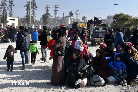 Dân thường Syria tới các khu vực do Chính phủ kiểm soát ở phía Tây Aleppo ngày 10/12. (Nguồn: AFP/TTXVN)