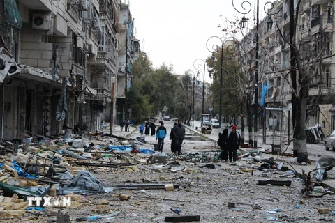 Lực lượng ủng hộ Chính phủ Syria trong chiến dịch giành lại quyền kiểm soát các khu vực do quân nổi dậy chiếm giữ ở thành phố Aleppo ngày 14/12. (Nguồn: AFP/TTXVN)