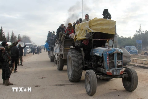 Người dân Syria sơ tán khỏi các khu vực các tay súng nổi dậy kiểm soát tại phía tây Aleppo ngày 16/12. (Nguồn: AFP/TTXVN)